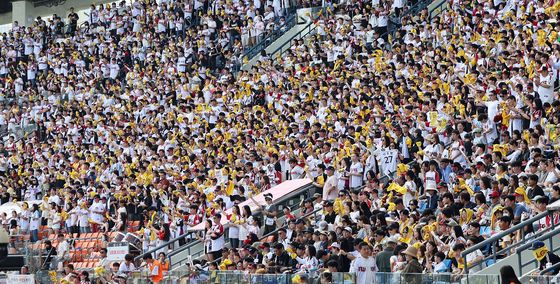 KBO 2년 연속 1200만 관중... 역대 최다관중도 14만 남았다