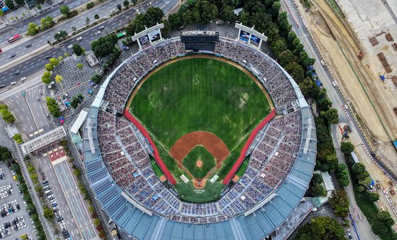 KBO 2년 연속 1200만 관중... 역대 최다관중도 14만 남았다
