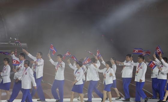 북한 선수단 이끌고 입장하는 박천종 단장