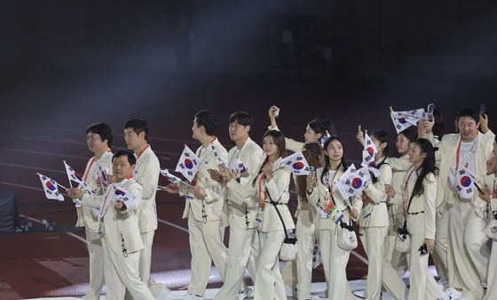 '백의민족' 아이보리 수트 차림으로 입장하는 韓