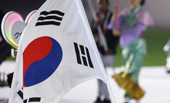 태극기 들고 입장하는 서채현