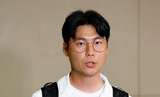 귀국 인터뷰하는 이우석