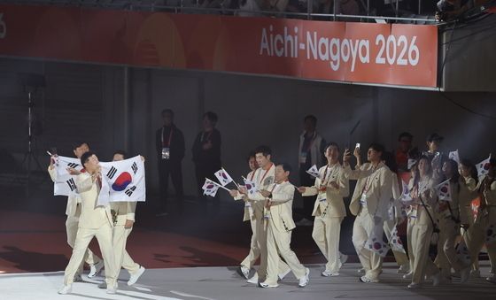 '태극기 활짝 펴고'