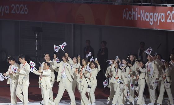 '종합 3위' 태극기 흔들며 입장하는 韓 선수단