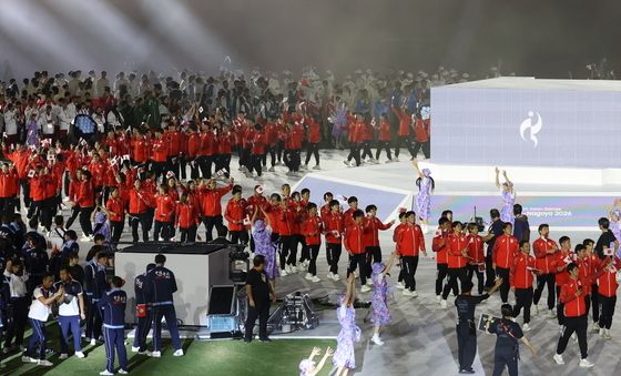 '종합 2위' 일본 선수단 폐회식 입장