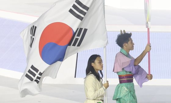 입장하는 서채현