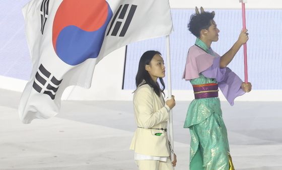 태극기 들고 입장하는 서채현