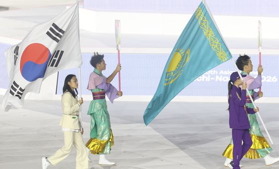 서채현 '선수단 대표로 태극기 들고 입장'