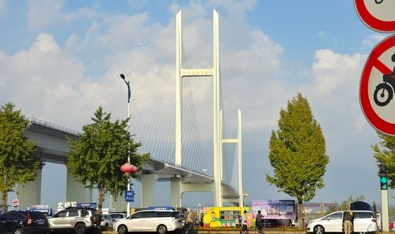 [포토] 신압록강대교 찾은 관광객들