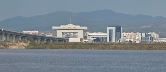 [포토] 압록강 너머로 보이는 북한 세관
