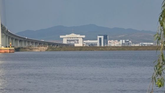 [포토] 북한 세관으로 이어지는 신압록강대교