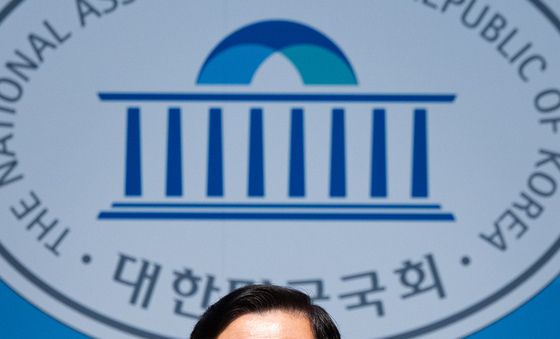 북한의 MDL 이남 추가 침범 징후 관련 기자회견하는 유용원 의원