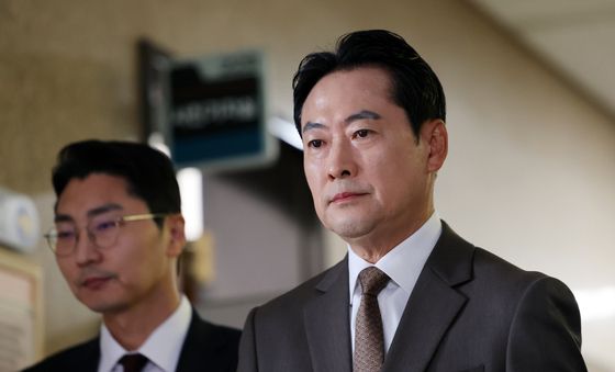 기자회견 위해 발걸음 옮기는 장동혁 대표