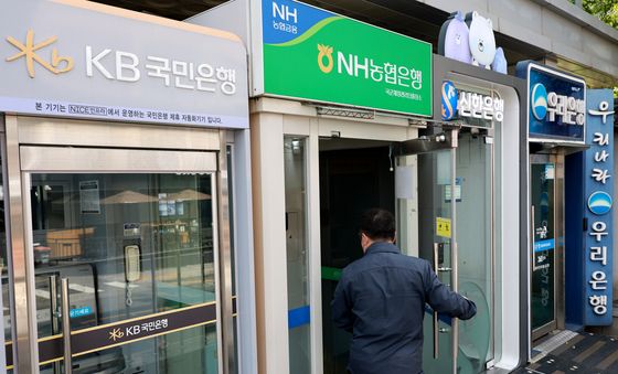 '은행도 저축은행도 뚫렸다' 금융권 덮친 해킹 공포