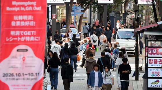 여행객들로 북적이는 명동거리