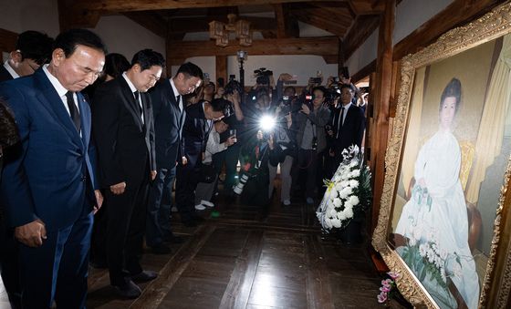 육영수 여사 생가 찾아 묵념하는 장동혁 대표