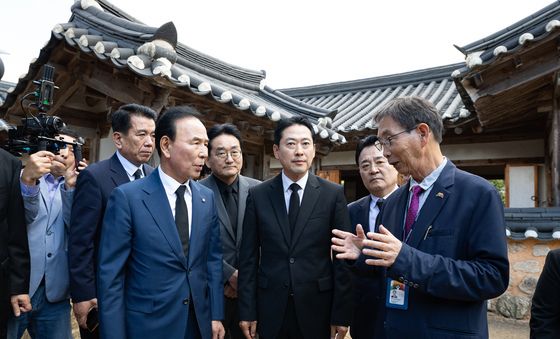 육영수 여사 옥천 생가 둘러보는 장동혁 대표
