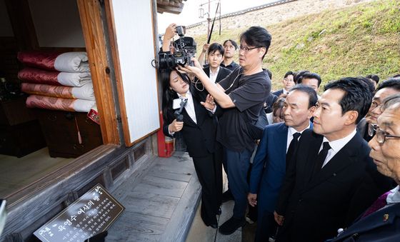 고 육영수 여사 방 관람하는 장동혁 대표