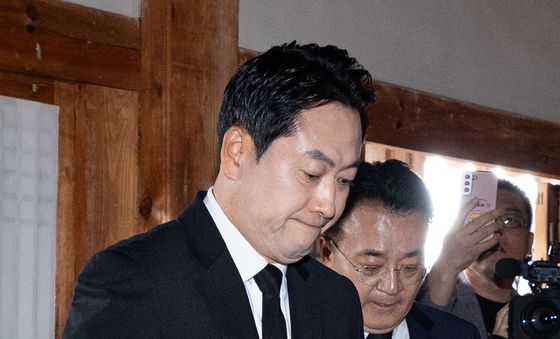 육영수 여사 영정 앞 향하는 장동혁 대표