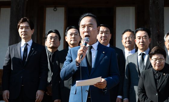 기자회견하는 박덕흠 국회부의장