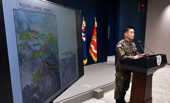 지뢰폭발 지역 설명하는 양진혁 합참 작전부장