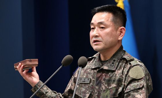 北 지뢰 들고 설명하는 양진혁 합참 작전부장