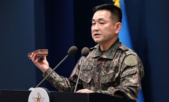 北 지뢰 들어보이는 양진혁 합참 작전부장