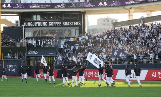 야구팬들에게 우승 인사하는 KT
