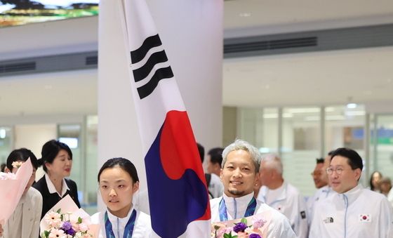 밝은 표정으로 귀국하는 서채현·김홍열