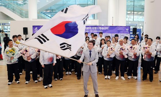 선수단기 흔드는 유승민 회장