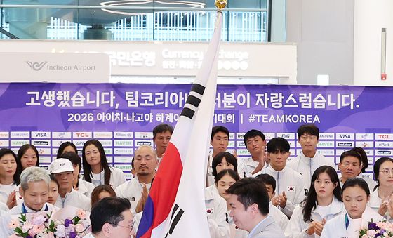 선수단기 반납하는 이상현 선수단장