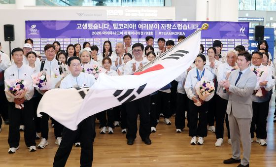 선수단기 흔드는 이상현 선수단장