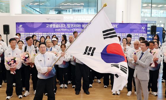 선수단기 흔드는 이상현 선수단장