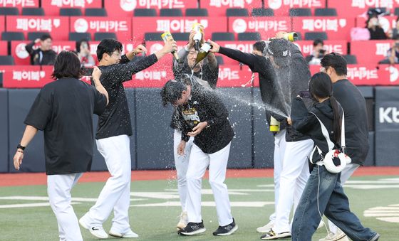 선수들에게 축하 받는 이강철 감독