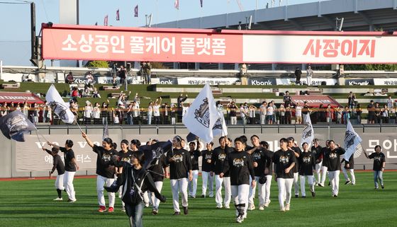 정규시즌 우승 기쁨 나누는 KT위즈 선수들