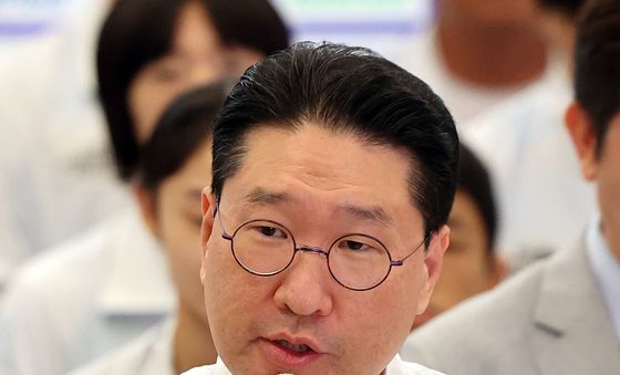 선수단 보고하는 이상현 선수단장