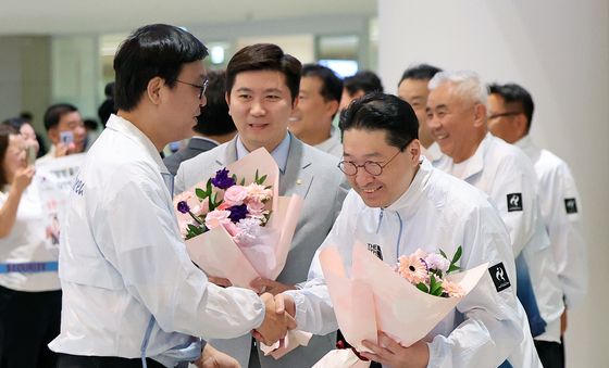 최휘영 장관에게 꽃다발 받는 이상현 선수단장
