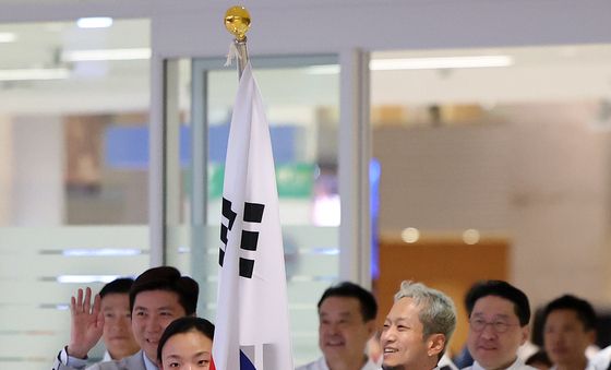 밝은 표정으로 귀국하는 서채현·김홍열