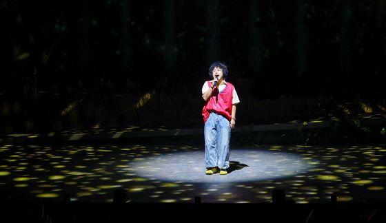 뮤지컬 '나는 반딧불' 무대 서서 열창하는 중식이