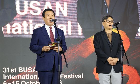 개막선언하는 최진봉 중구청장과 정한석 집행위원장