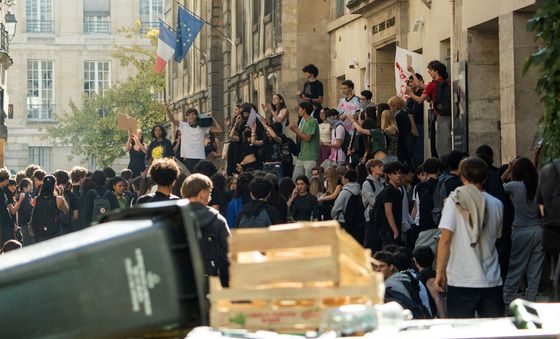 [포토] 학교 봉쇄한 프랑스 청소년들