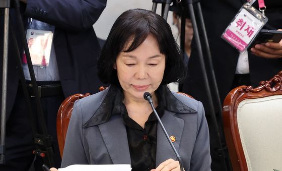 자료 살펴보는 송경희 개인정보보호위원장