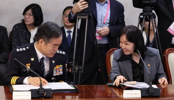 인사하는 김종철 경찰청장 직무대행·송경희 개보위원장