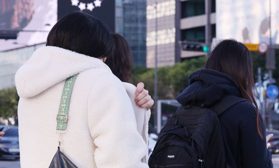 옷깃 여미는 출근길