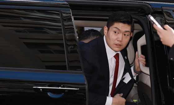 국감 첫날 경찰 출석한 김재섭 의원