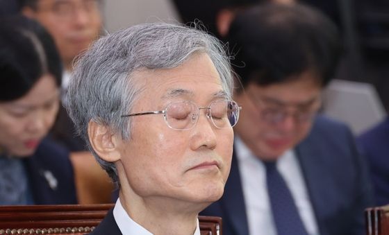 [국감] 국감 출석해 생각에 잠긴 조희대 대법원장