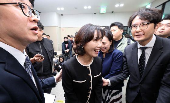 쏟아지는 질문 뒤로 한 채
