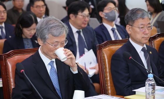 [국감] 국감장서 물 마시는 조희대 대법원장