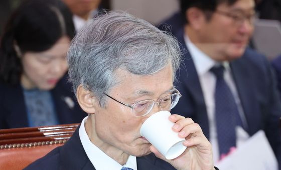 [국감] 국감 출석해 목 축이는 조희대 대법원장