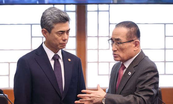 대화 나누는 강신철 장관·위성락 안보실장